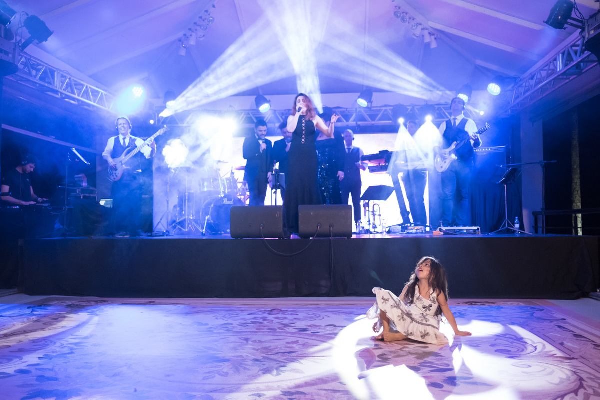 Banda SP3 toca musica enquanto uma criança brinca com as luzes da pista.