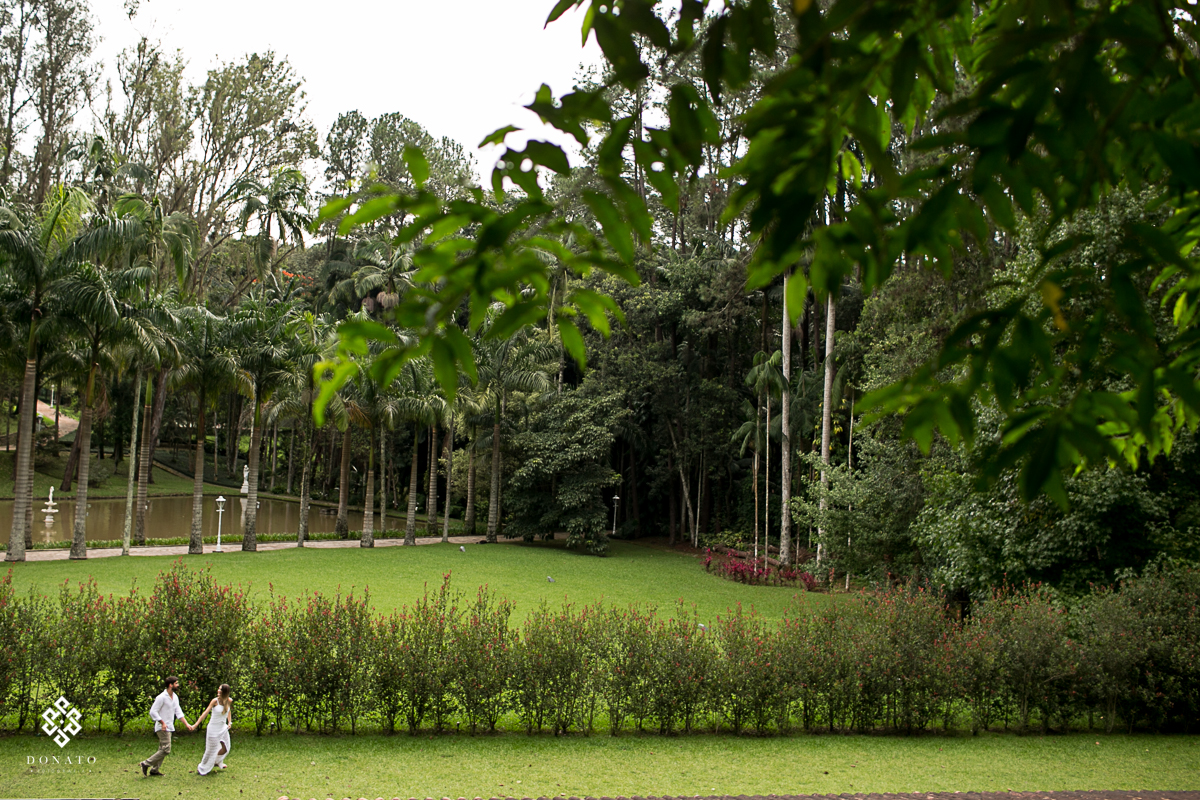 noivos correm ao fundo a entrada da fazenda.