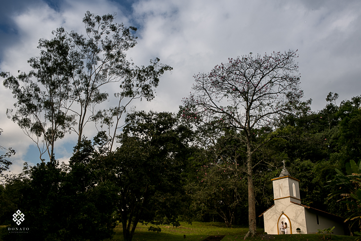 Foto dos noivos em frente a capela da fazenda 7 lagoas.