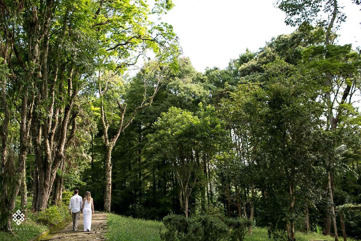Noivos caminham de maos dadas sentido a sala da noiva na fazenda 7 lagoas.