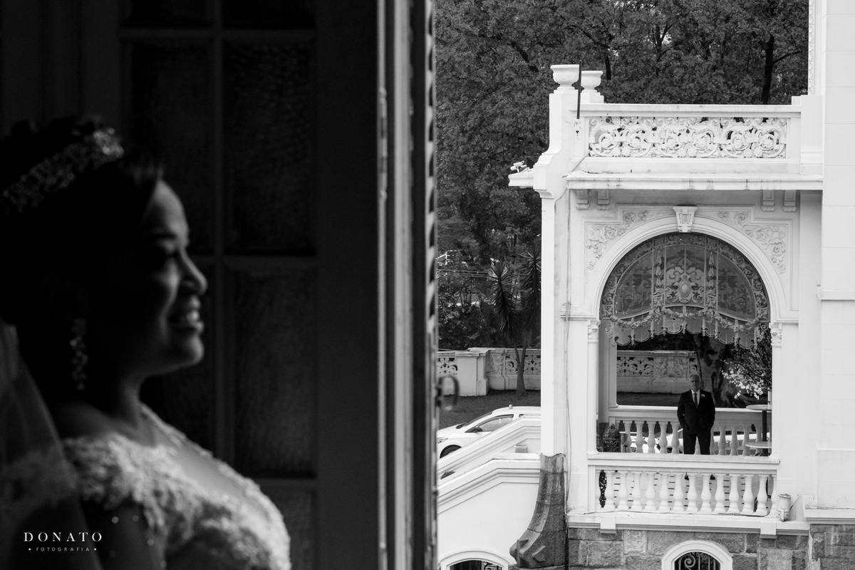 Noiva pronta para casar com seu pai ao fundo esperando por ela.