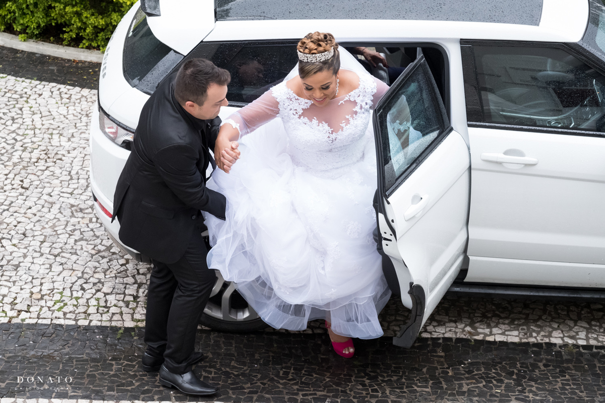 Noiva sai do carro em frente ao Palacio dos Cedros, pronta para entrar na cerimônia.