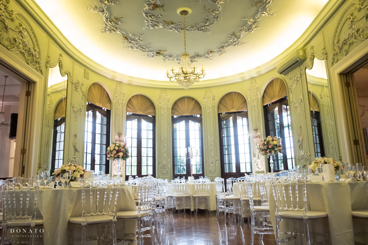 Visão geral da parte interna do Palácio dos Cedros em São Paulo.