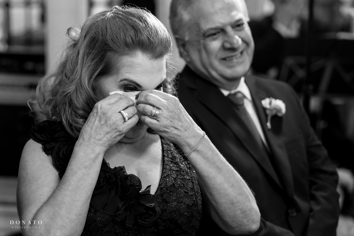 Mae se emociona com cerimonia dentro do palácio dos cedros.