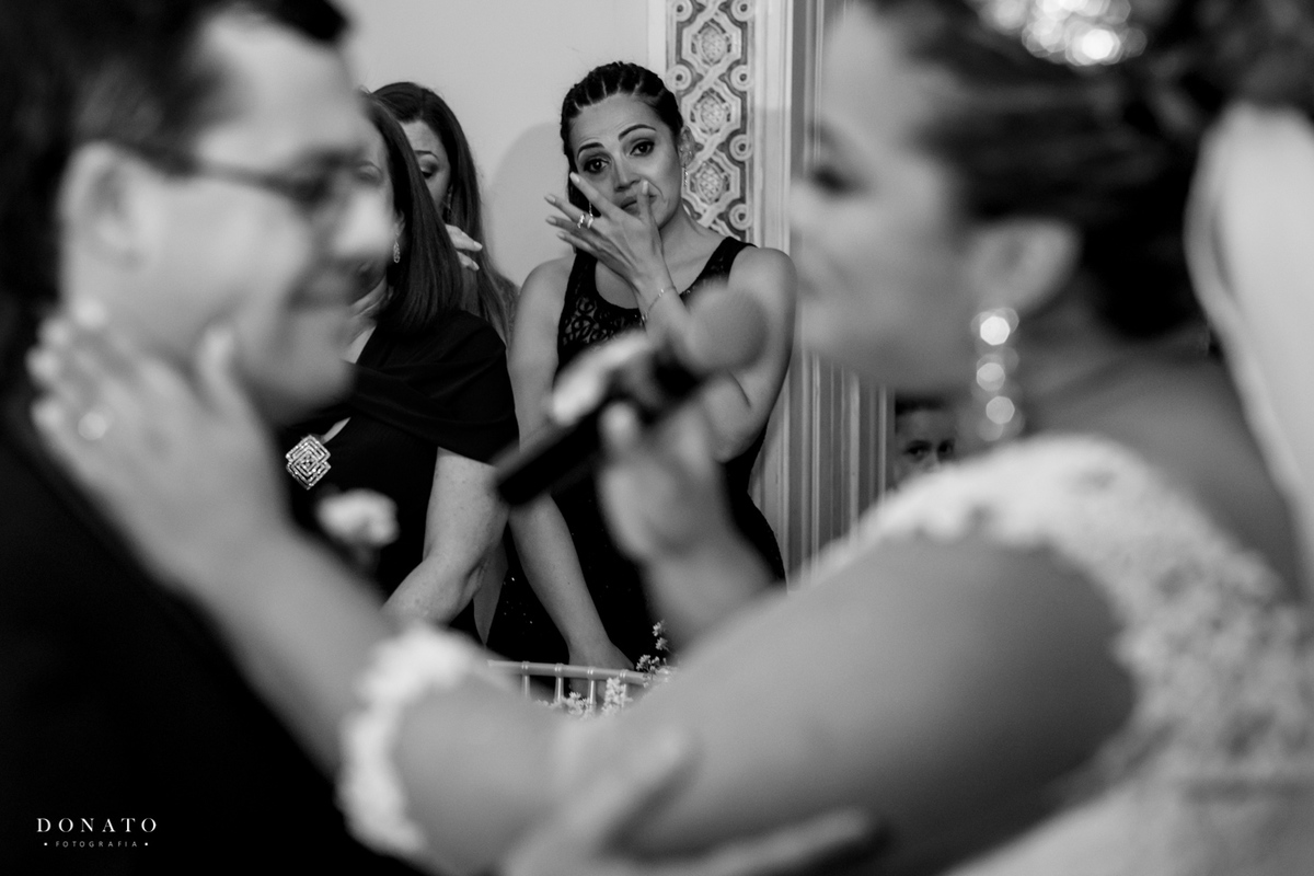 Amiga chora ao ver carinho dos noivos dentro do palácio dos cedros em sp