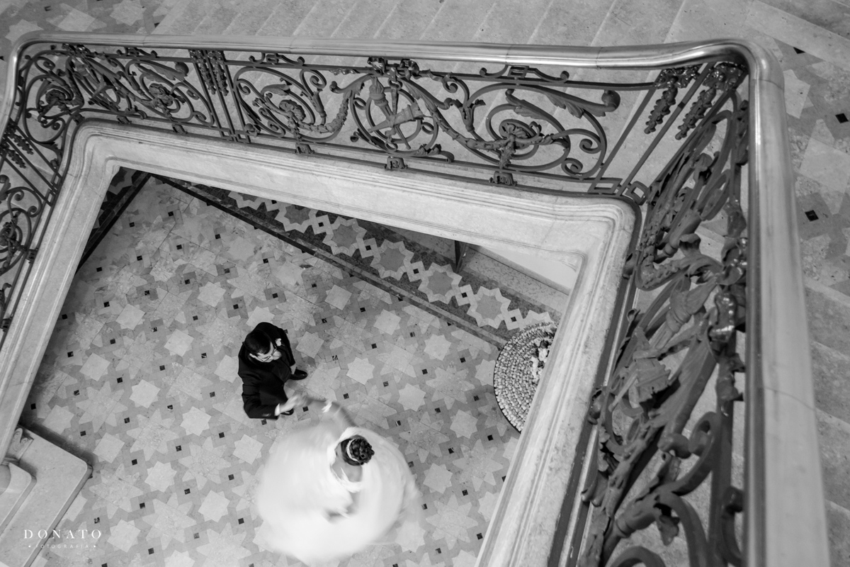 noivos dançam em um dos cômodos do palácio dos cedros.