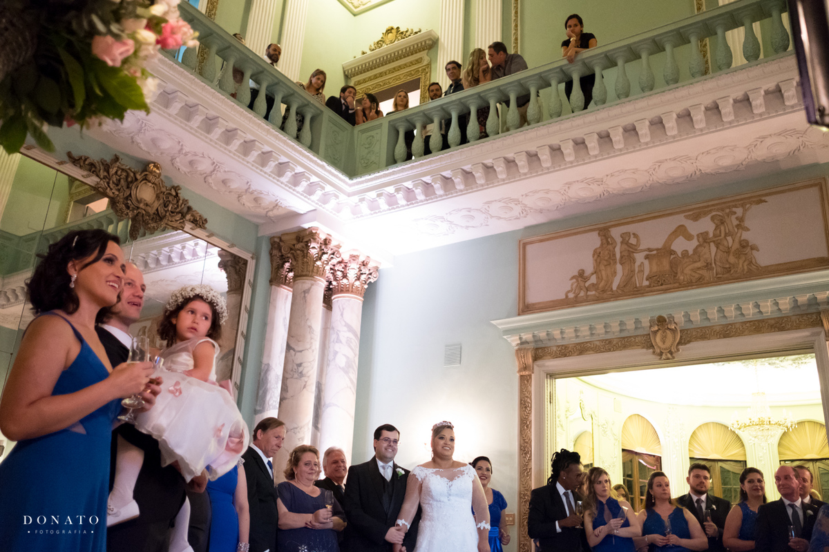 noiva assiste a retrospectiva junto aos convidados.