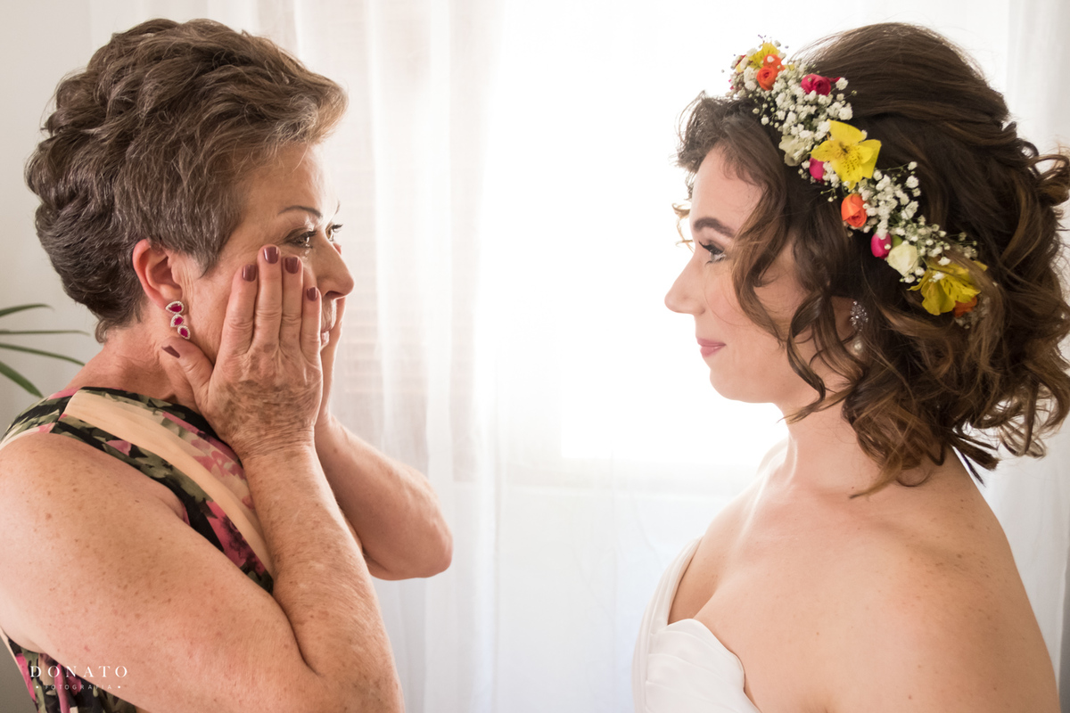 Mae se emociona ao se despedir da sua fila vestida de noiva.