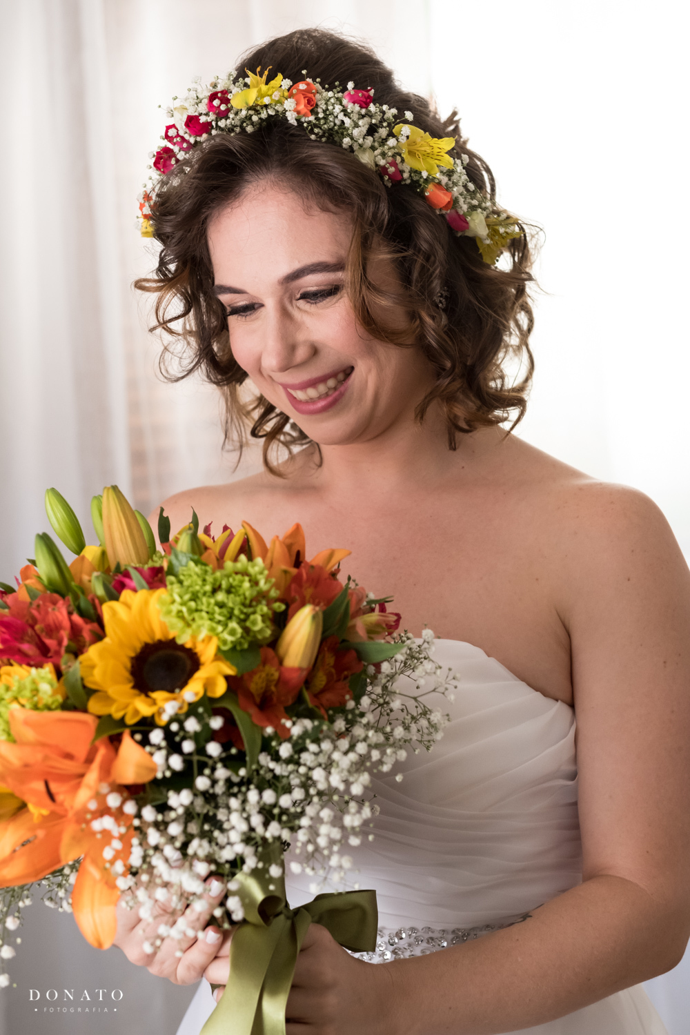 Noiva analisa o seu bouquet feito pela essencial decorações.