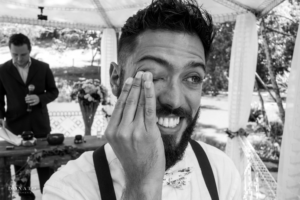 noivo seca as lagrimas de emoção.