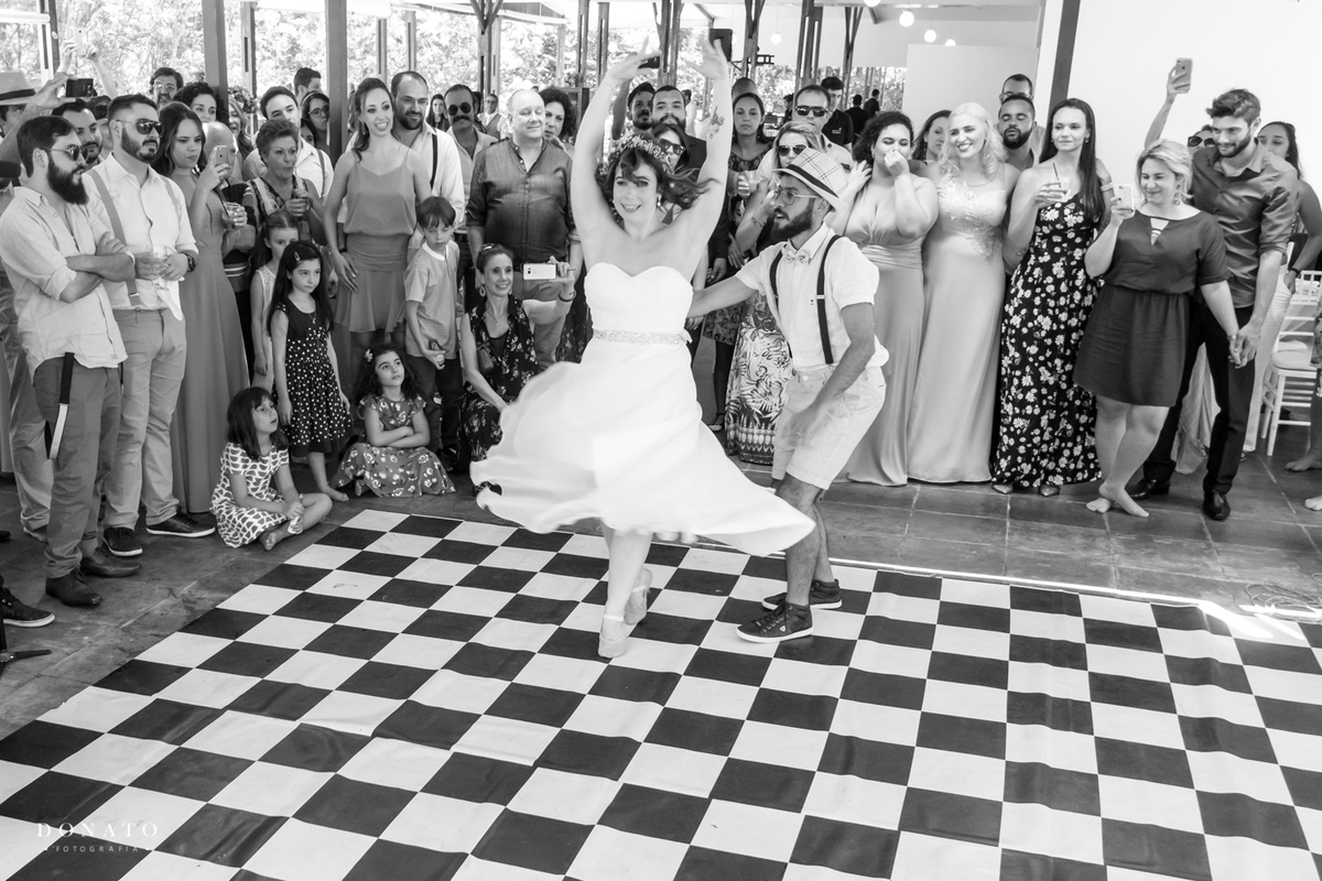 noiva dança no salão de festas.
