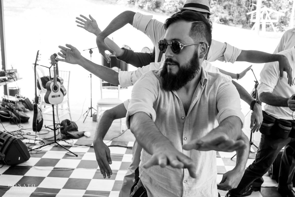 Amigos se divertem na pista de dança do espaço natureza.