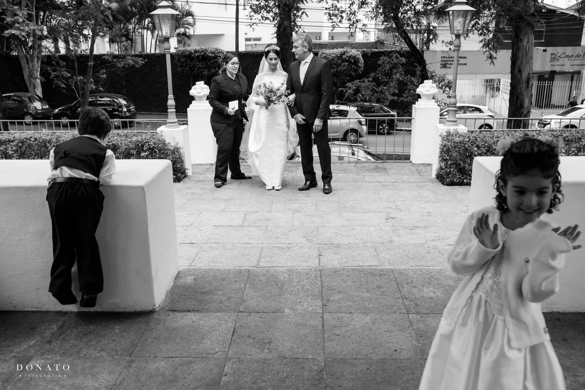 Noiva caminha para entrar na capela sao francisco de assis - jaguaré - sp.