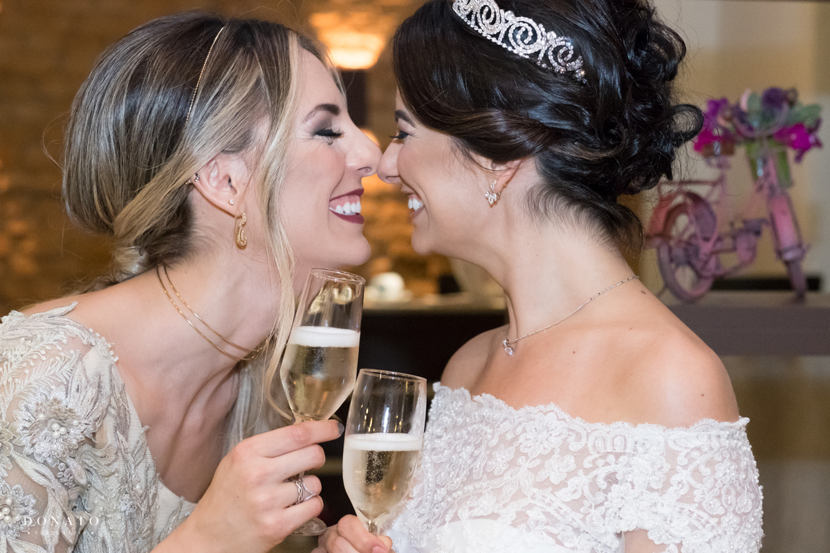 noiva e sua irmã brindam no restaurante gaia natural