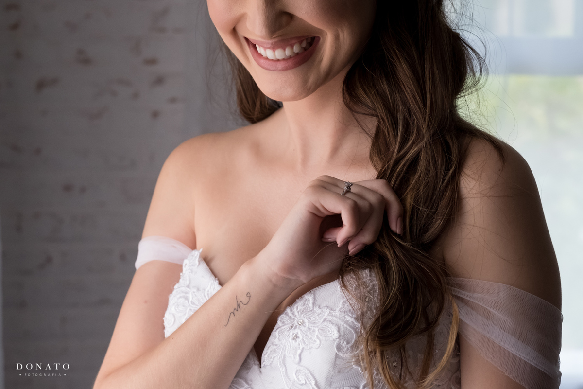 Detalhe da tatuagem da noiva.