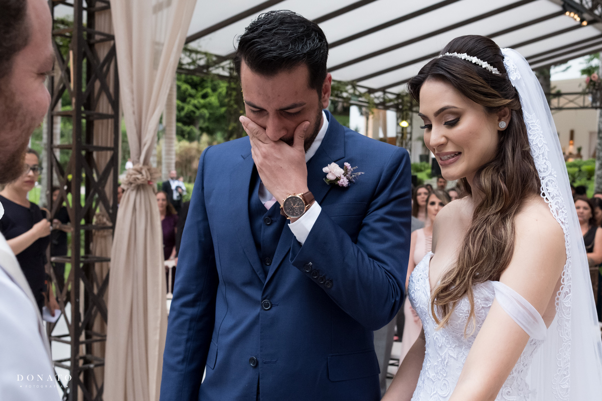 Noivo se emociona na cerimonia do reverendo da anglicana