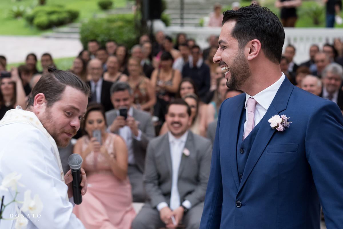 Noivo se diverte na cerimonia