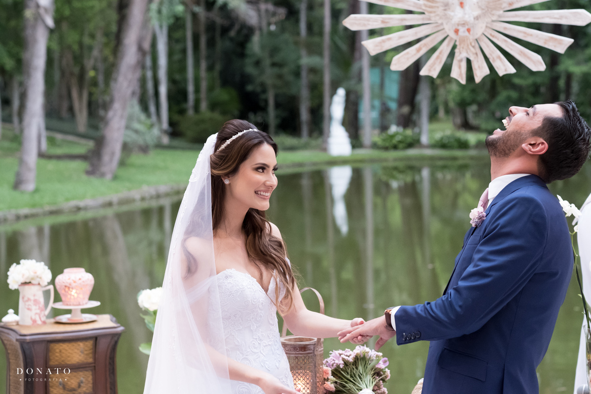 Noivo se diverte com o erro da mao da aliança