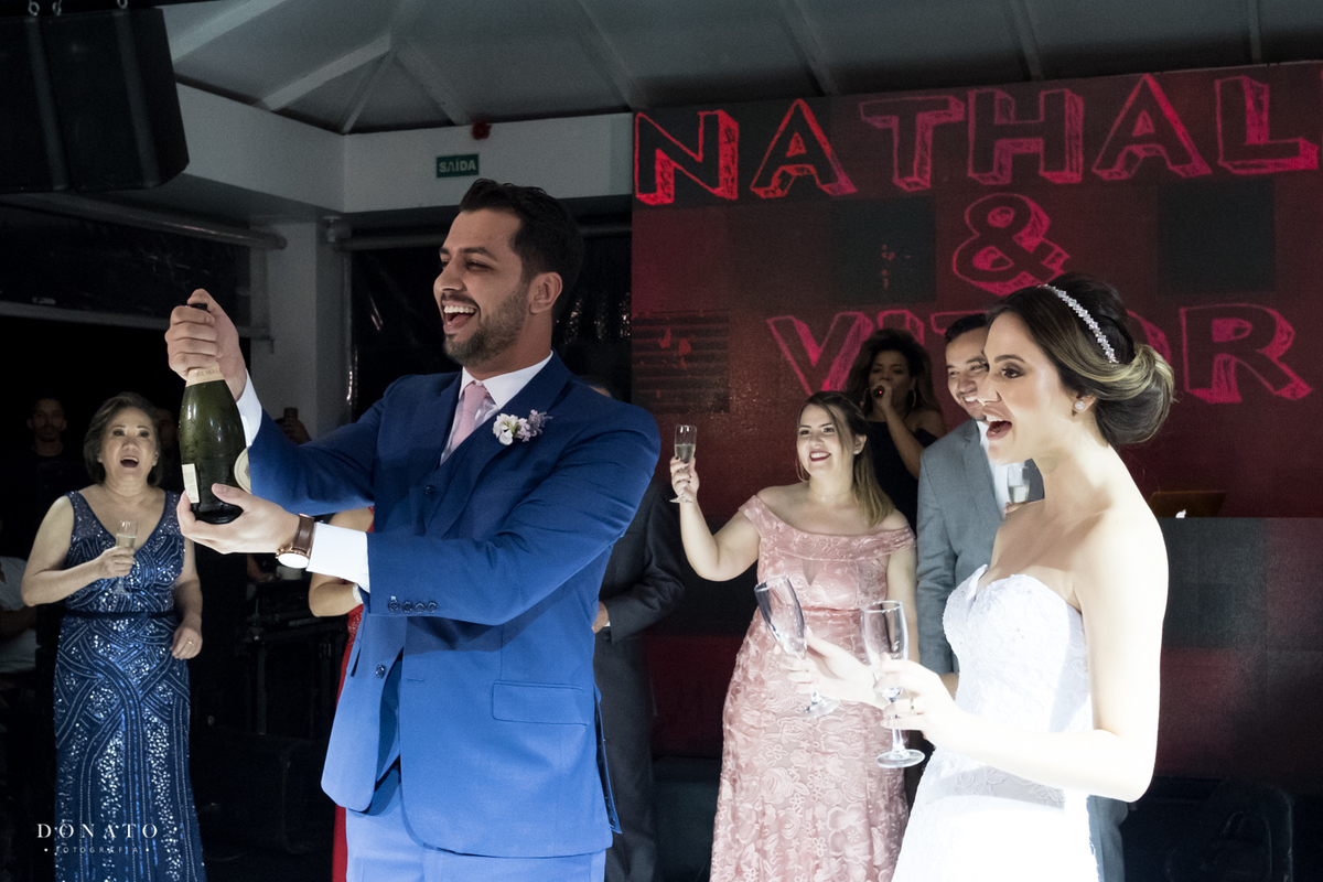 noivo estoura o champagne