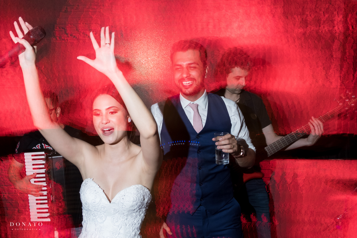 noivos se divertem com a banda no palco da fazenda 7 lagoas