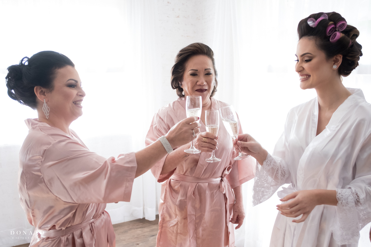 Noiva brinda na sala da fazenda 7 lagoas