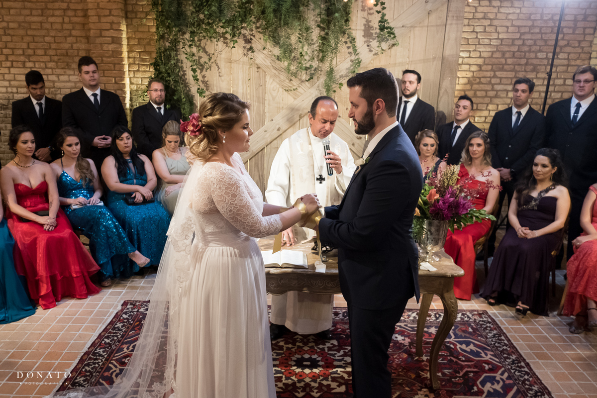 noivos trocam aliança no celeiro quintal