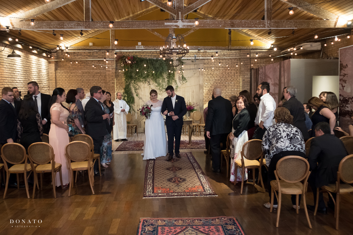 noivos sam da cerimonia de celeiro quintal