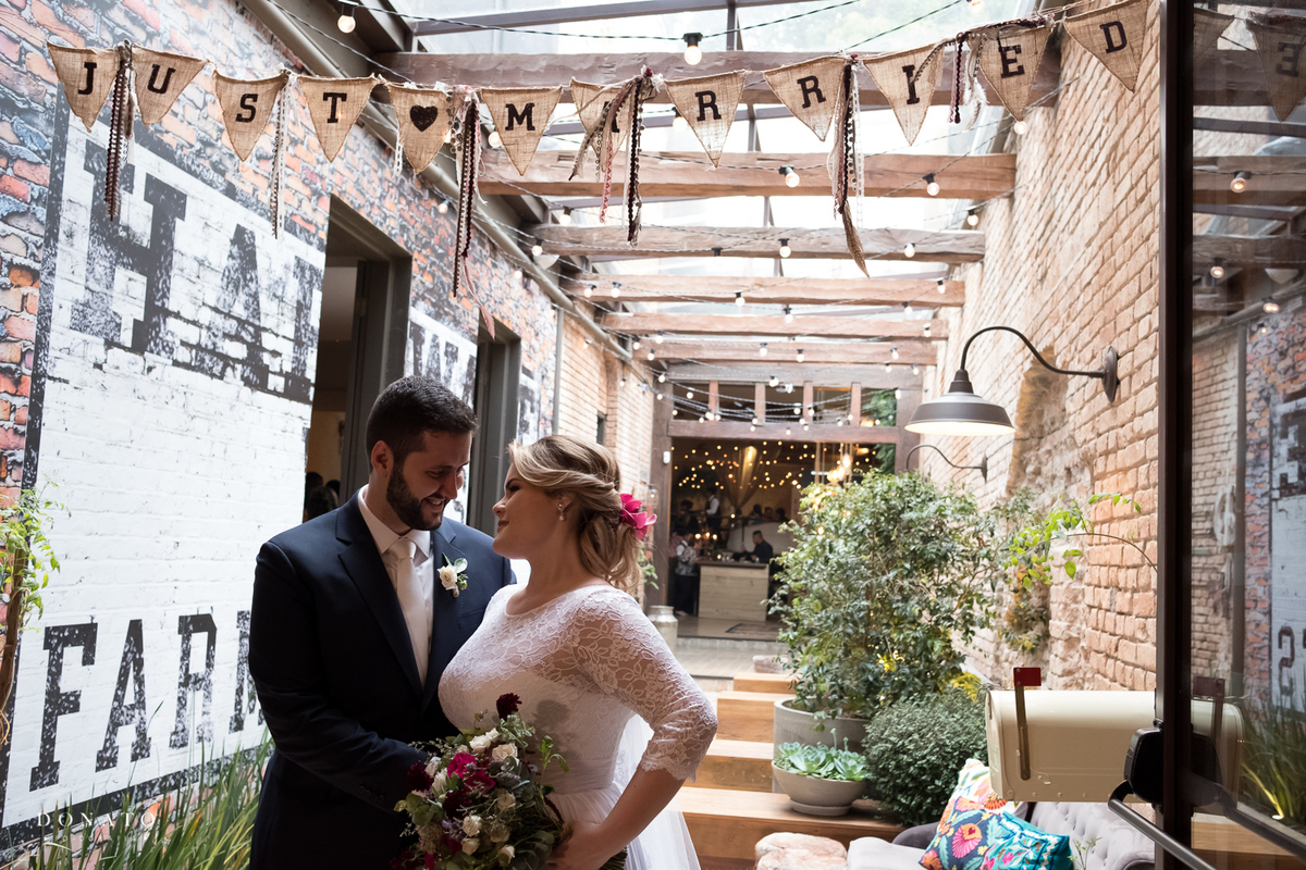 retrato dos noivos recém casados no cenário do celeiro quintal.