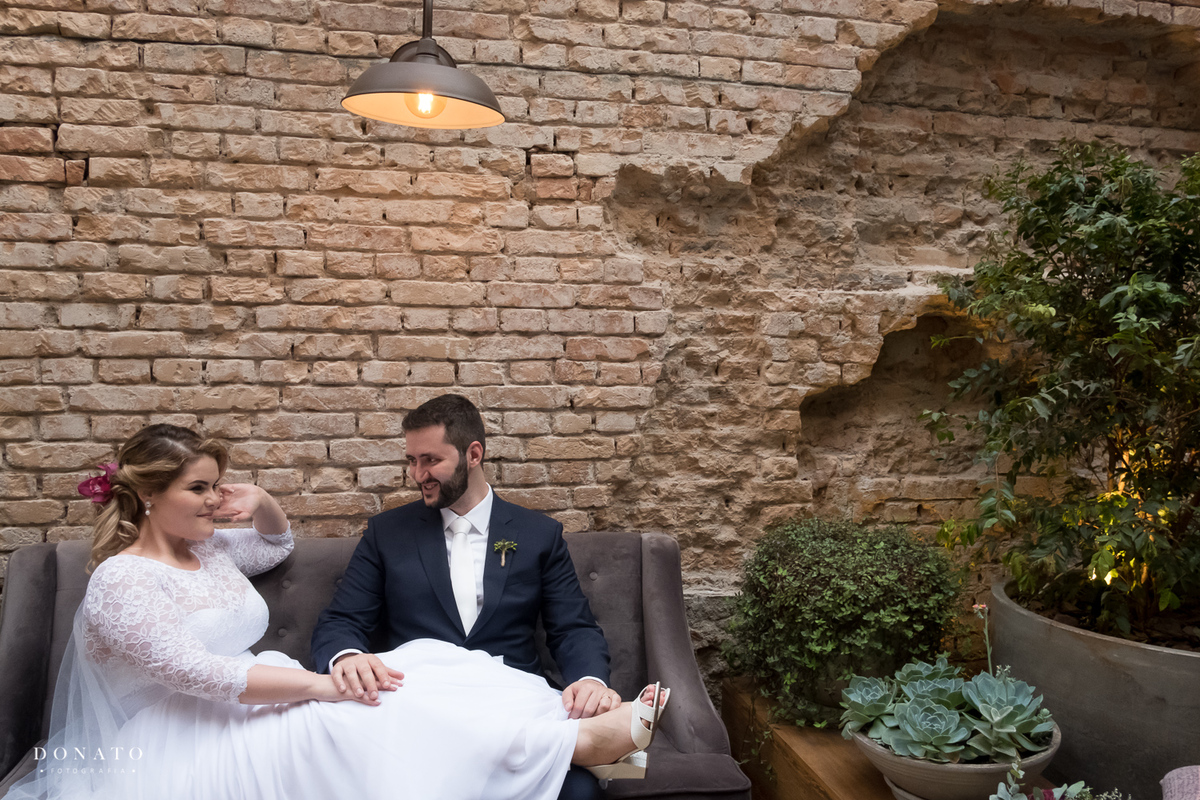 retrato dos noivos recém casados no cenário do celeiro quintal.