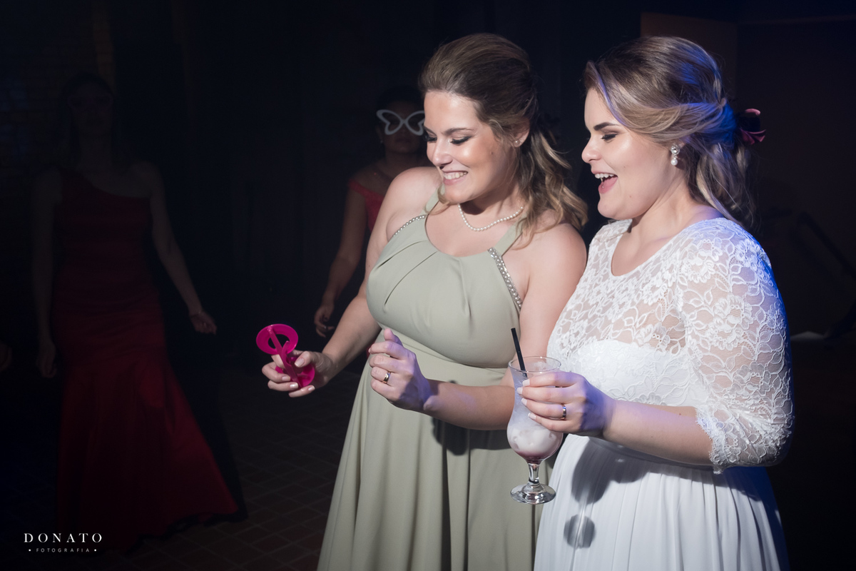 Noiva dança com amiga no celeiro quintal