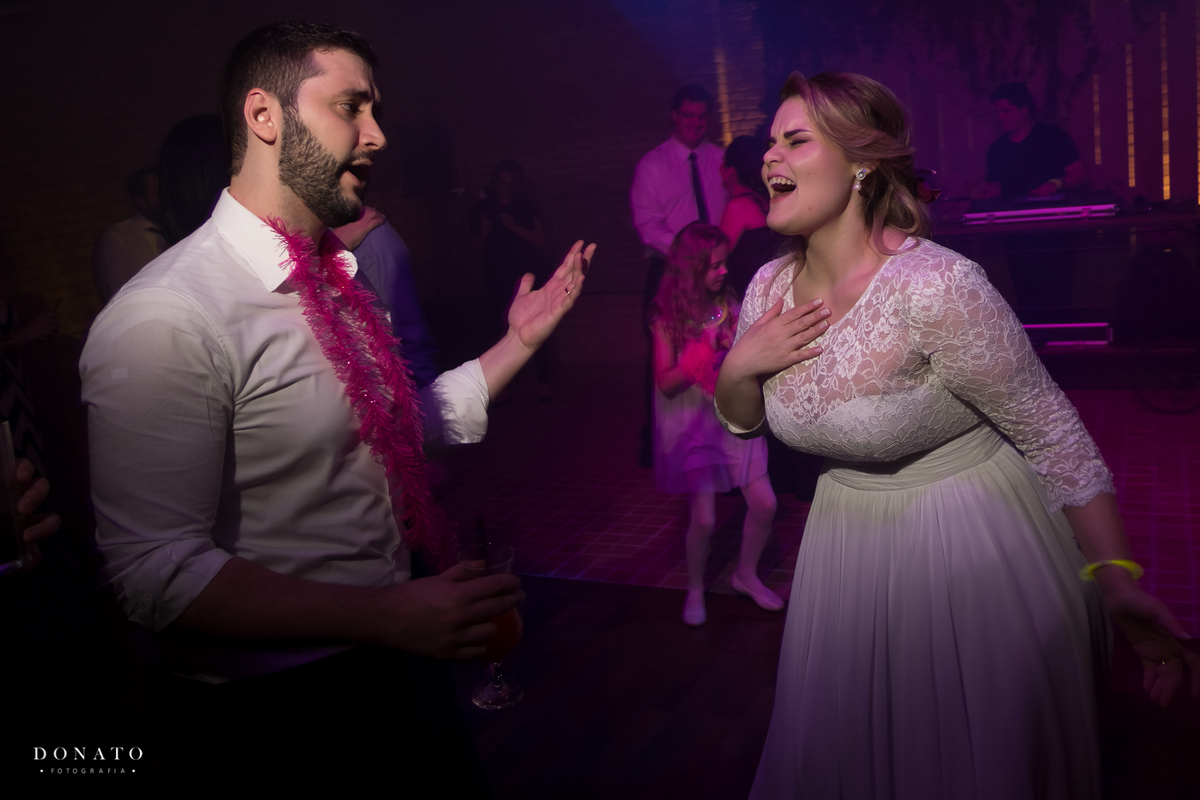 noiva dança com a noiva na pista de dança do celeiro quintal.