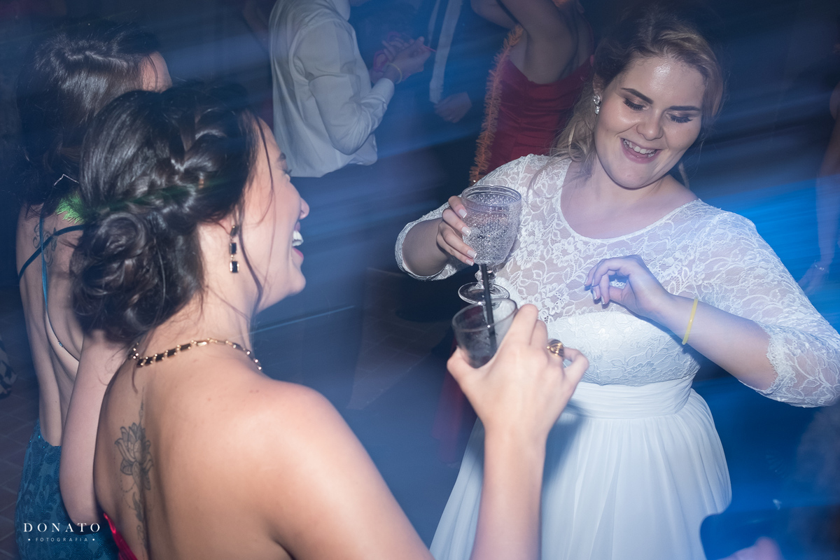 noiva dança com amiga no celeiro quintal