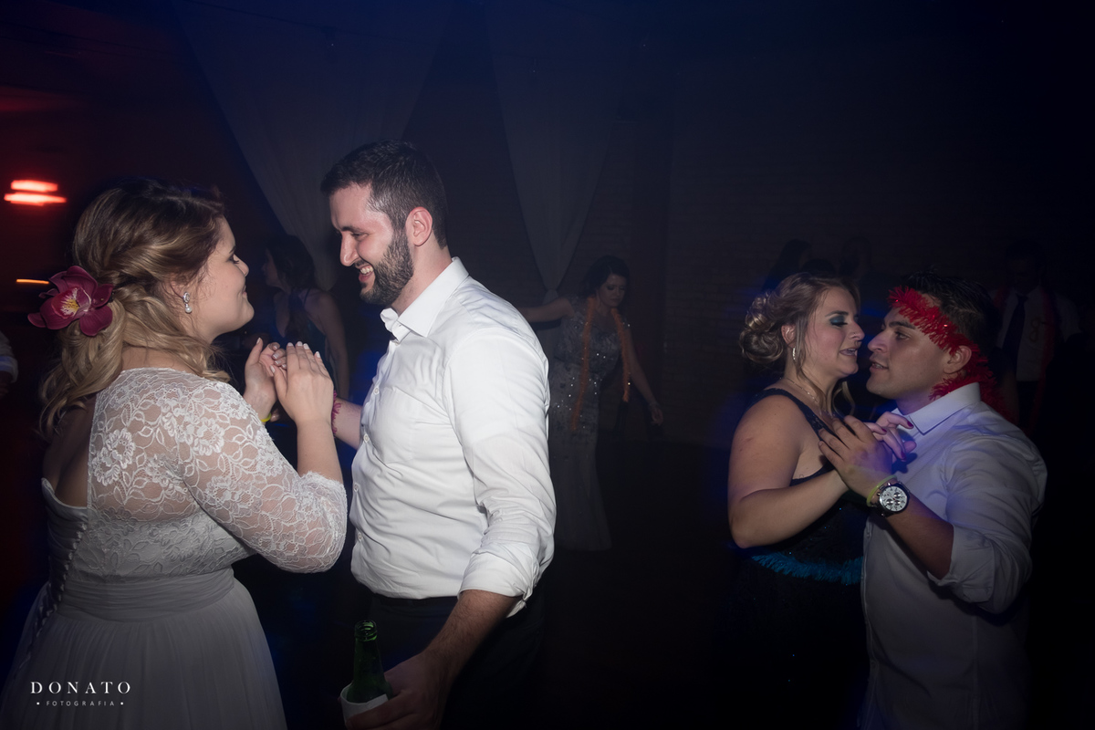 noivo e noiva se divertem no celeiro quintal