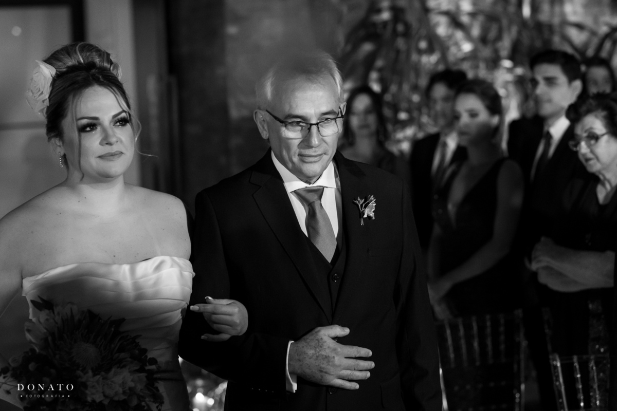 Noiva entrando com noivo na cerimonia do contemporâneo.