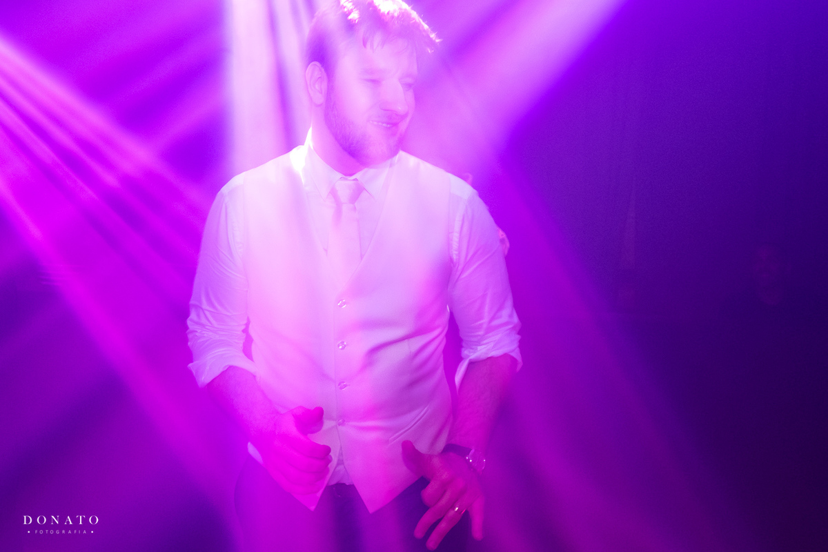 Noivo dança a luz da balada do contemporâneo.