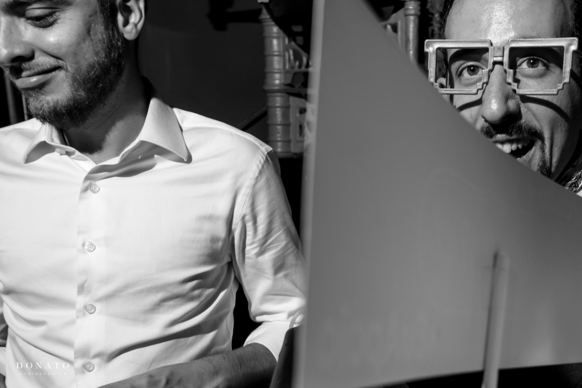 noivo dança na balada na casa quintal, espaço quintal.