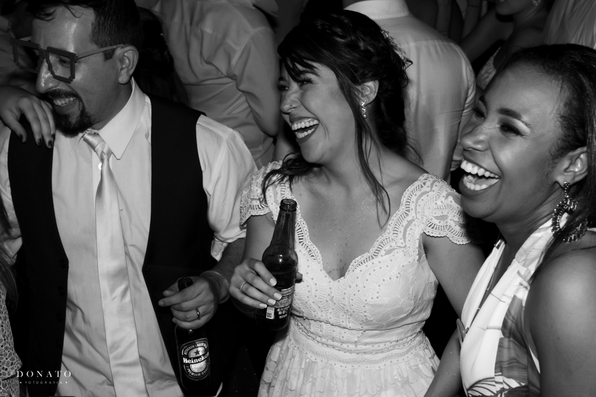 noivos dançam, na balada na casa quintal, espaço quintal.