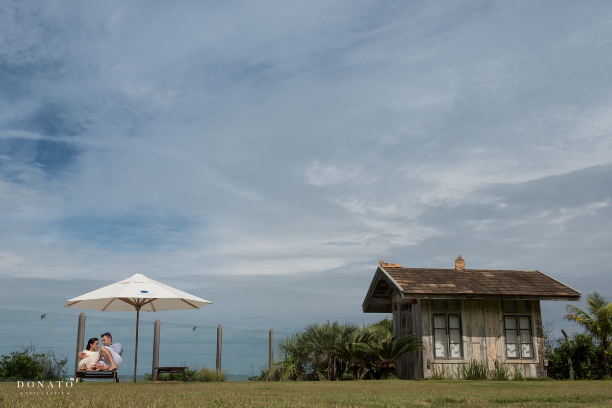 Imagem do gazebo do Estaleiro Guest House em Balneario Camboriú -SC, com os noivos sentados.
