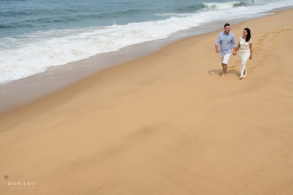 noivos caminhando na praia do estaleirinho em balneário camboriu-sc