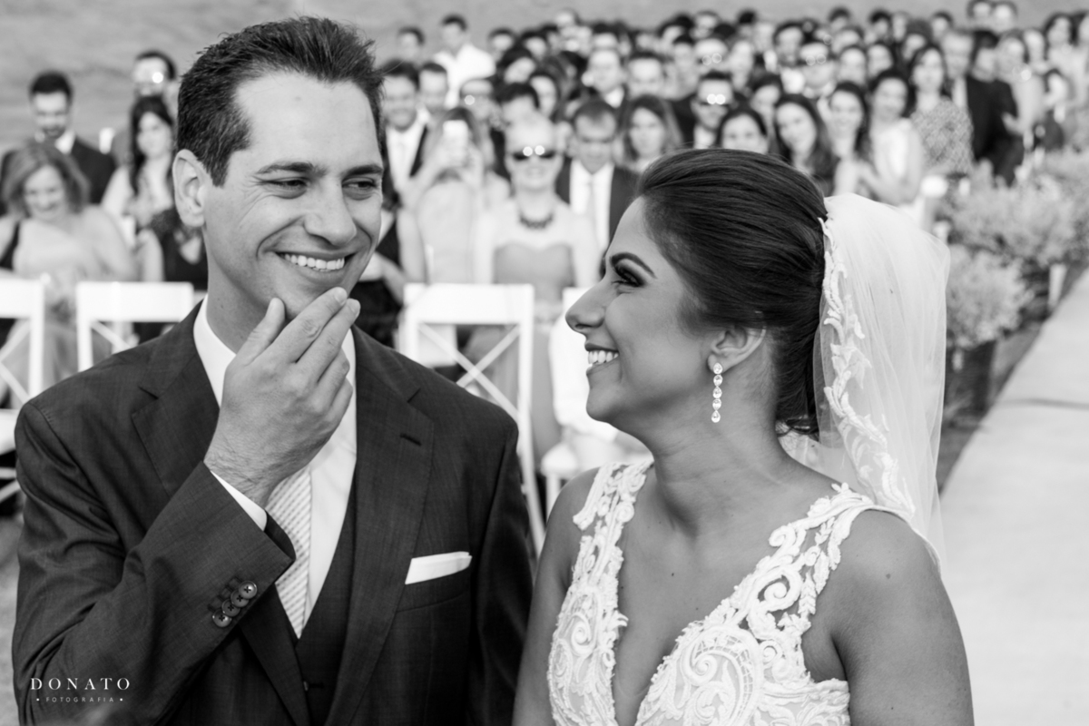 Noivo da um sorriso para a noiva na fazenda pitangueiras.