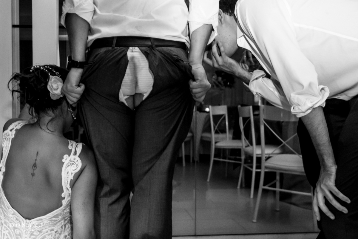 Calça do Padrinho rasga no meio da balada da Fazenda Pitangueiras, imagem engraçada.