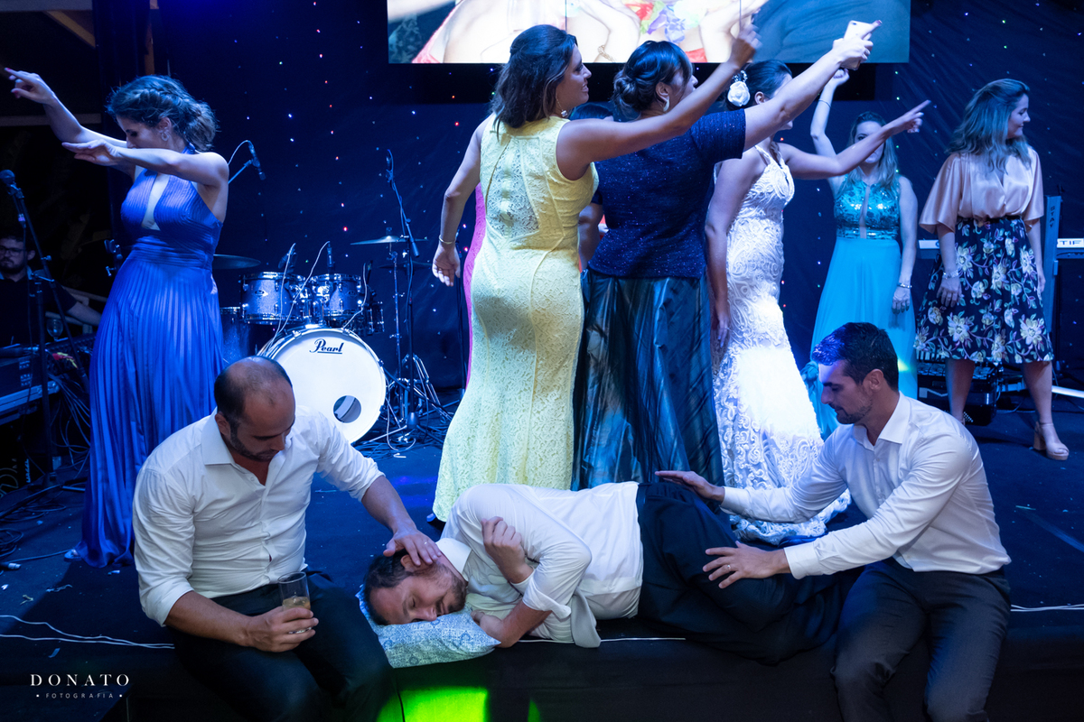 Convidado deita a beira da pista de dança enquanto a balada rola solta.