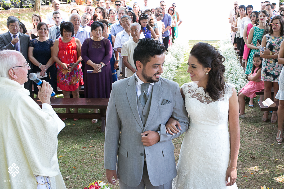 Noivos se olham, ja na cerimonia do recanto santa barbara.