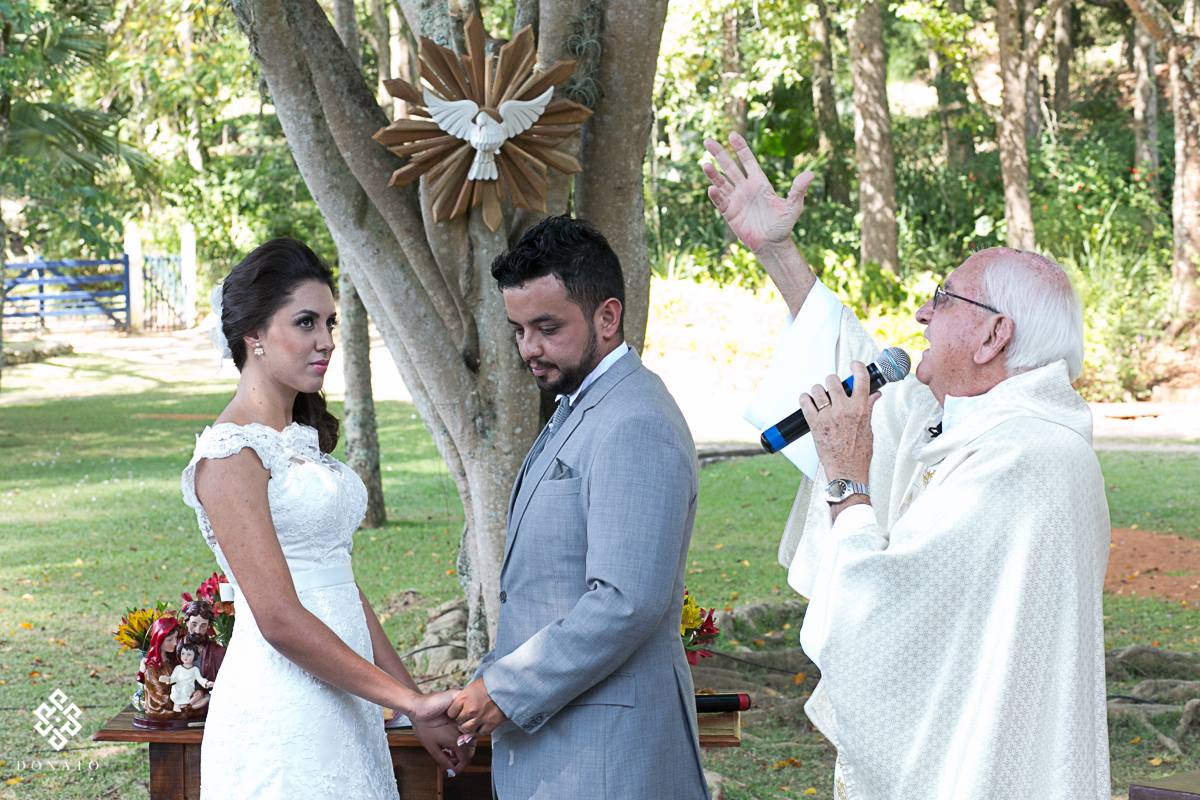 Padre abençoa os noivos.