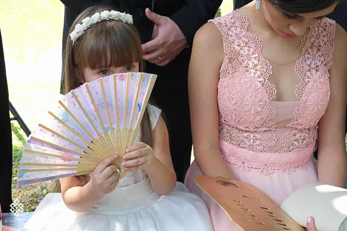 daminha se esconde atras do leque.