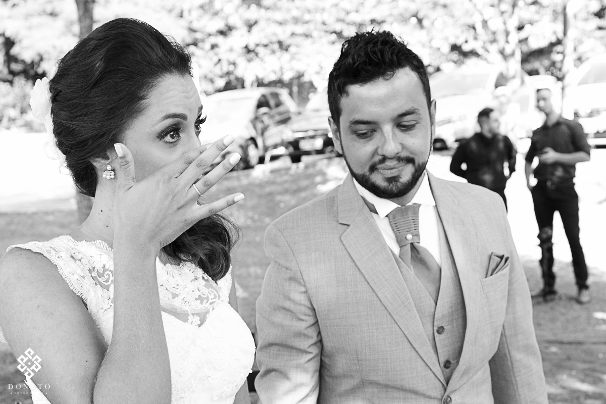 Noiva chora e seca as lagrimas de emoçao.