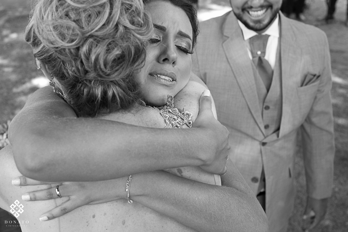 Abraço emocionante da noiva e sua mae.
