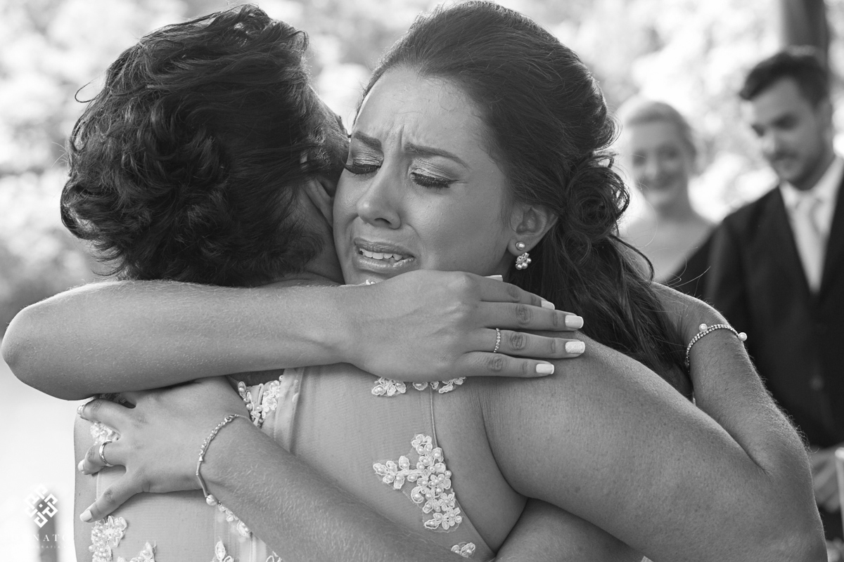 Noiva abraça a sobra e chora de emoçao na cerimonia do casamento,