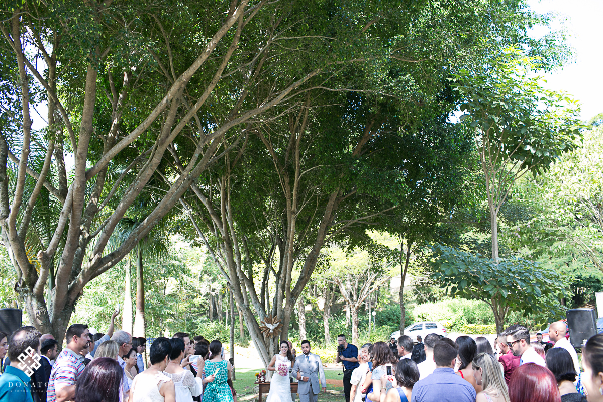 saida dos noivos da cerimonia que o correu no recanto santa barbara.