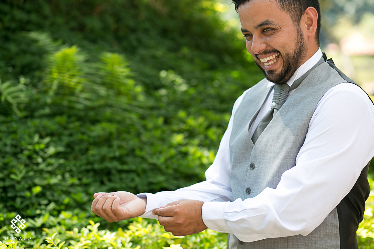 Noivo arruma os detalhes da sua roupa momentos antes da cerimonia.